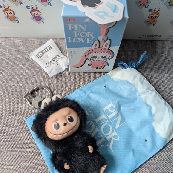 THE MONSTERS Pin for Love Vinyl Plush – R Pendant and Charm Bundle - Picture 3 of 4